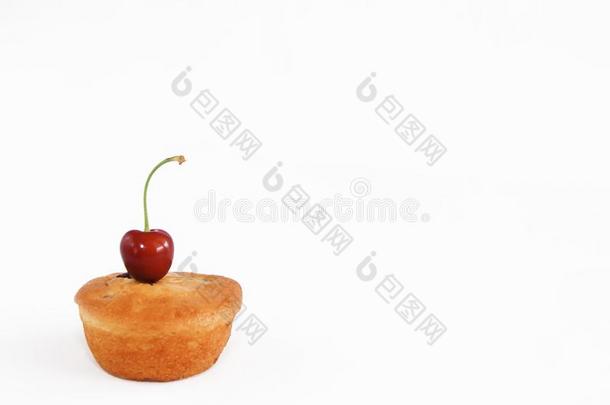 甜的饼干黄色的纸杯蛋糕烙饼和樱桃布置