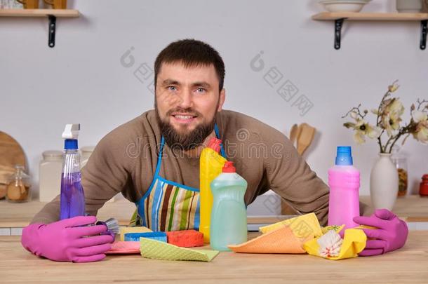 年幼的英俊的有胡须的男人采用指已提到的人厨房,给看全部的他的clean采用