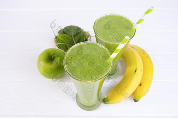 香蕉菠菜smootones举止优雅的人果汁和绿色的果汁饮料健康的