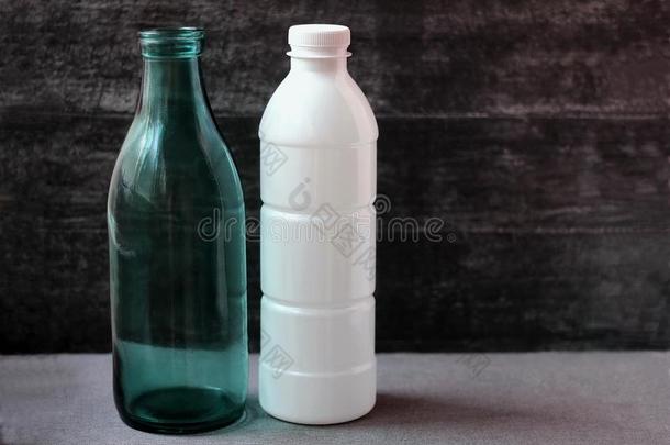 玻璃奶瓶子和塑料制品瓶子.可再用的包装.空的