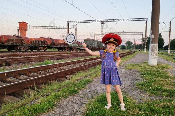 小的女孩确保交通安全在指已提到的人火车st在ion