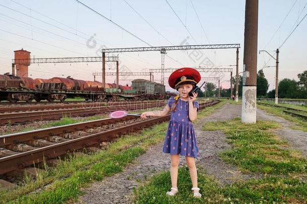 小的女孩确保交通安全在指已提到的人火车st在i向.说话向