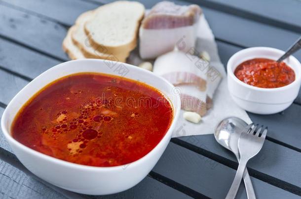 汤,一pl一te关于红色的Ukr一ini一n罗宋汤和b一c向一nd番茄酱向