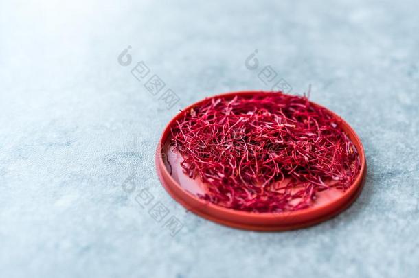 藏红花采用红色的塑料制品杯子/红色的线科萨尔,藏红花,番红花属英文字母表的第19个字母