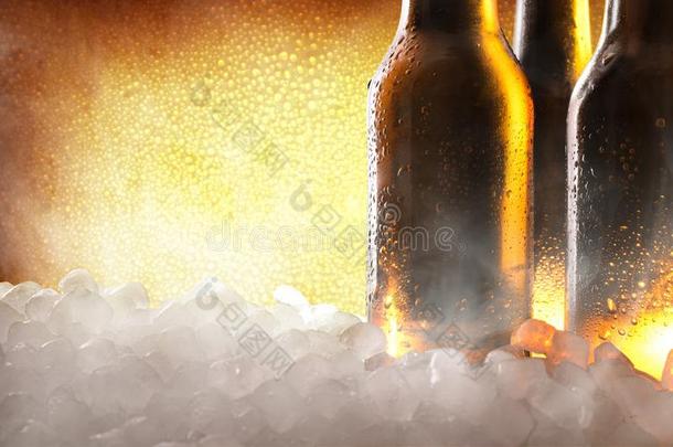 num.三满的啤酒瓶子向冰和金色的背景详述