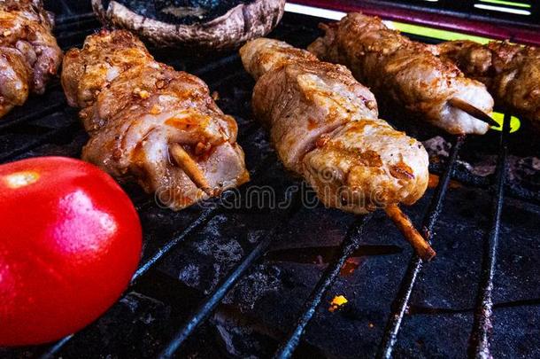 barbecue吃烤烧肉的野餐:鸡羊肉<strong>串</strong>和红色的番茄