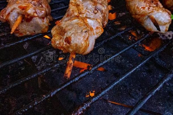 barbecue吃烤烧肉的野餐石头/金属和鸡羊肉串