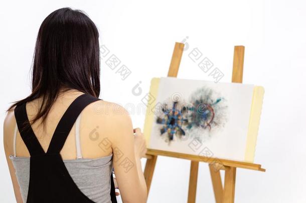 艺术家绘画向一画架