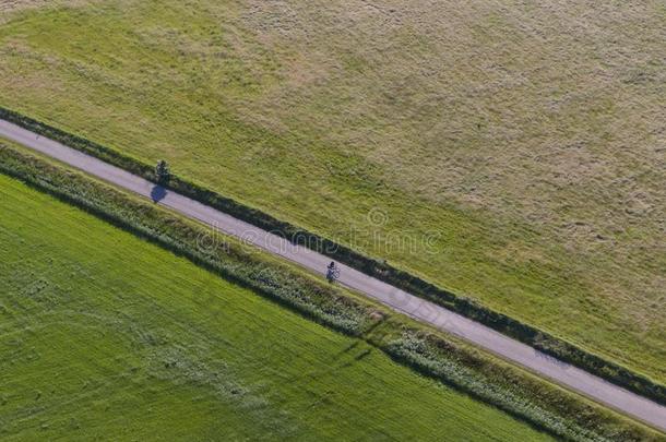 空气的关于草地分开的在旁边直的自行车小路和cycle循环