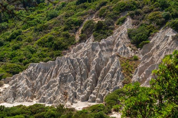 白色的砂岩山,腐蚀风景,在近处斗篷运动,