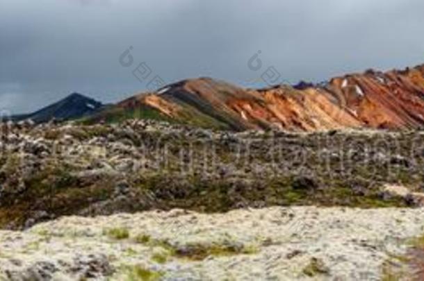 全景的看法关于富有色彩的<strong>流纹</strong>岩火山的山兰德曼