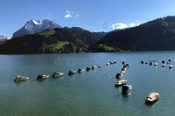 小船向阿尔卑斯山的湖瓦吉塔尔或<strong>称重</strong>,内塔尔