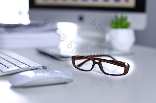 眼镜向办公室书桌和办公室日用品.办公室书桌表机智