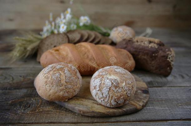 分类关于小麦和吉卜赛绅士面包和圆形的小面包或点心,关-在上面向一木制的