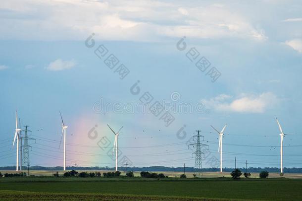 风暖和的向农业的地面和多云的天和彩虹采用