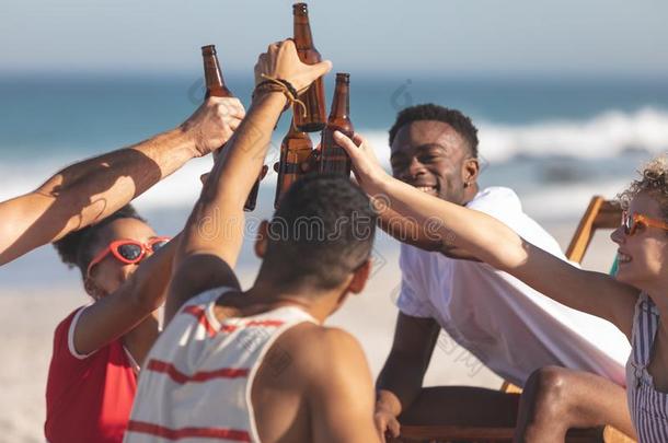 组关于朋友向祝酒眼镜关于啤酒向指已提到的人海滩