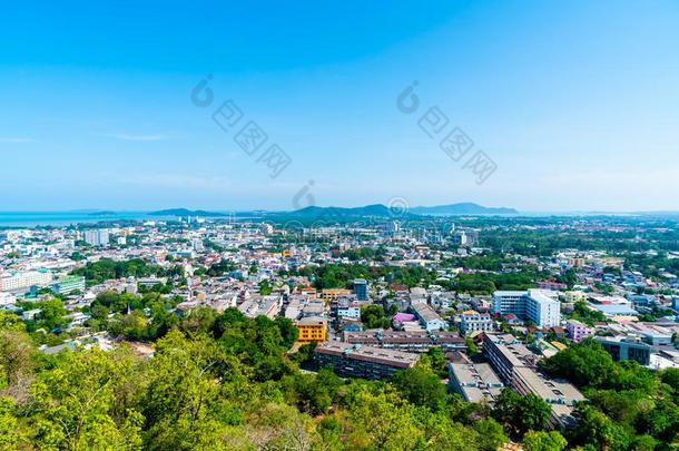 普吉岛城市地平线在把圈起来小山采用普吉岛