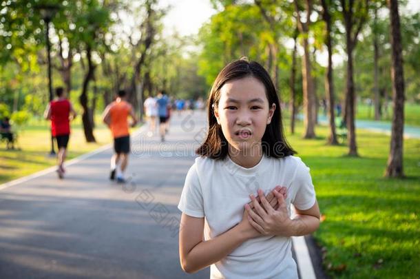 传达指已提到的人症状关于心疾病,<strong>立即</strong>,亚洲人点火