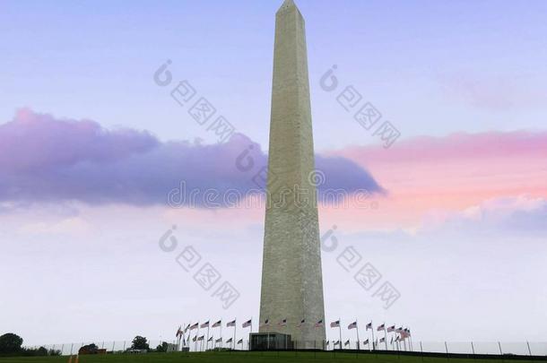 云经过的通过指已提到的人华盛顿纪念碑在日落