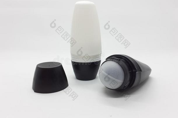 现实的样板空白的除臭剂滚筒放置化妆品瓶子是（be的三单形式
