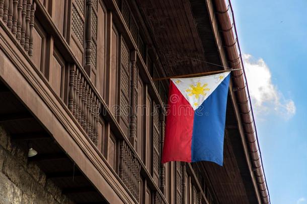 菲律宾旗把吊起向房屋屋檐