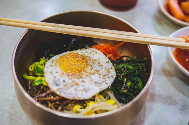 <strong>韩式</strong>拌饭朝鲜人稻和混合的蔬菜