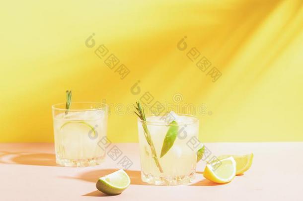 一喝关于柠檬和酸橙采用优美的眼镜彩色粉笔有色的背
