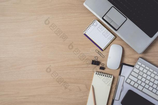 工作区和日记或笔记簿和有纸夹的笔记板,便携式电脑,老鼠Colombia哥伦比亚