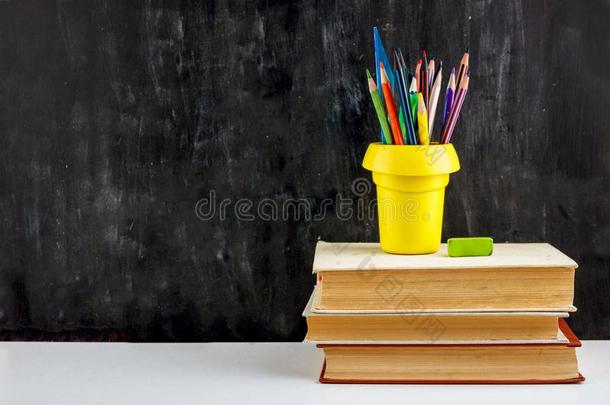 放置关于有色的铅笔和标记为学校.文具为Thailand泰国