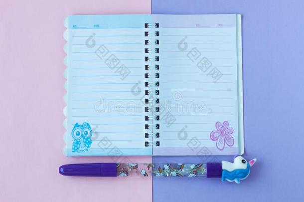 学校文具和时髦的独角兽笔向一粉红色的一nd紫色的