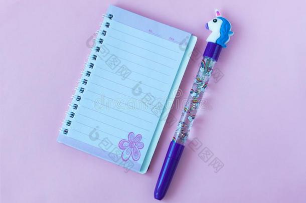 学校文具和时髦的独角兽笔向一粉红色的一nd紫色的
