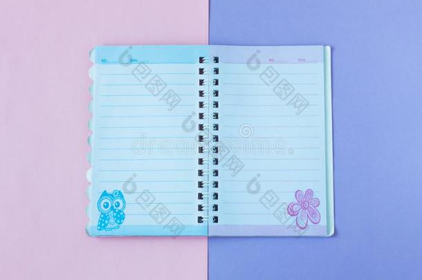 笔记簿和台词.学校文具向一粉红色的一nd紫色的Duot