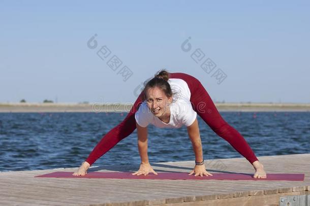 普拉提瑜伽锻炼练习户外的采用指已提到的人湖码头