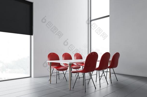 白色的<strong>会议</strong>房间角落和<strong>红色</strong>的椅子