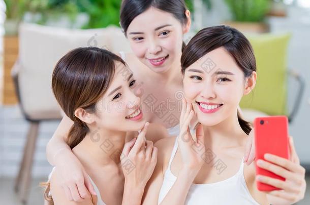 亚洲人女人拿自拍照快乐地
