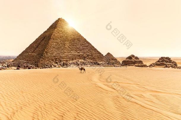 看法向指已提到的人金字塔关于孟卡拉和num.三小的金字塔采用吉萨