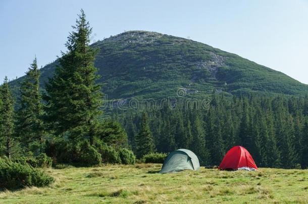 夏风景和野营帐篷向山山谷