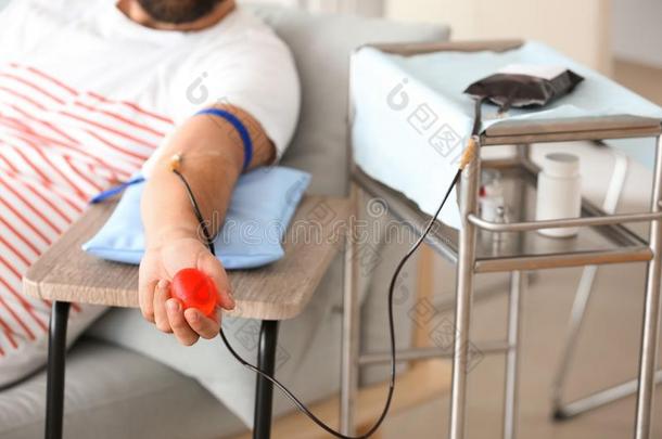 男人和紧握球捐赠血采用医院