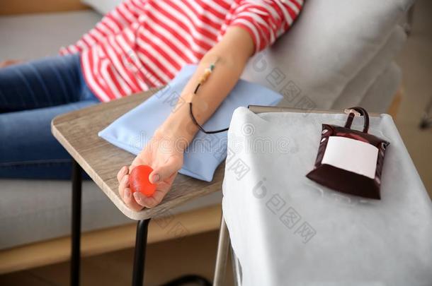 女人和紧握球捐赠血采用医院