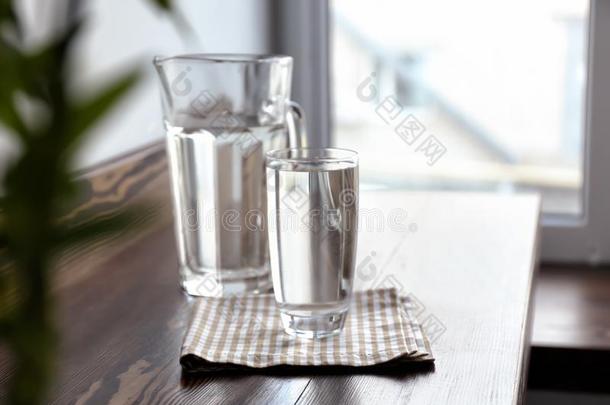 玻璃和n.大罐关于冷静的干净的水向表