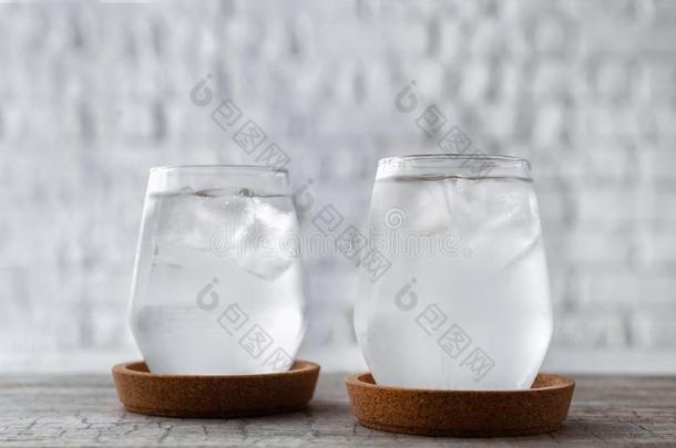 眼镜关于干净的水和冰立方形的东西向木制的表
