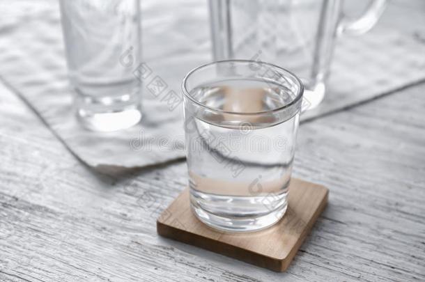 玻璃关于新鲜的水向木制的表