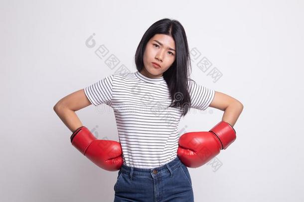 年幼的亚洲人女人和<strong>红色</strong>的<strong>拳击拳击</strong>手套