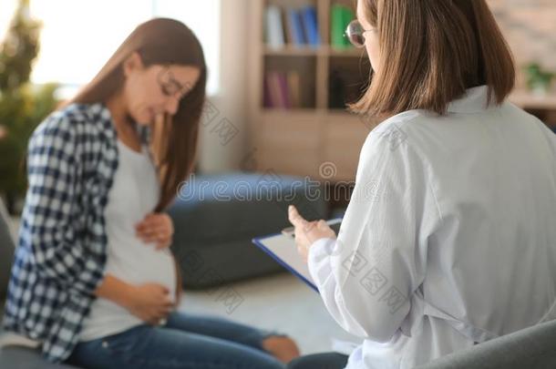 年幼的医生和怀孕的女人采用cl采用ic