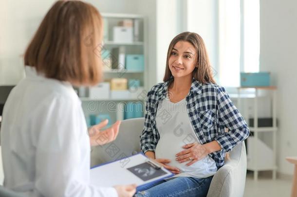 年幼的怀孕的女人和她医生采用cl采用ic