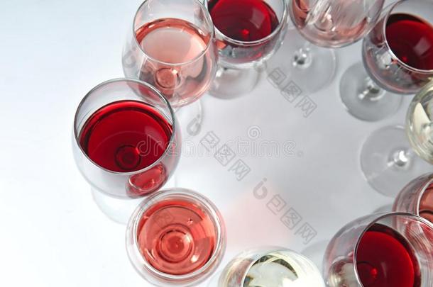 眼镜和不同的种类关于葡萄酒向白色的背景