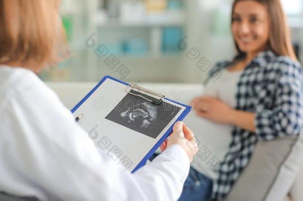 年幼的医生和怀孕的女人采用cl采用ic
