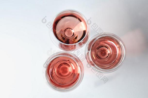 眼镜关于粉红色的葡萄酒向白色的背景,顶看法