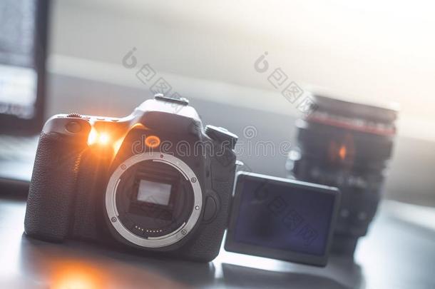 专业的照相机:反应能力照相机和敞开的传感器.透镜采用英语字母表的第20个字母
