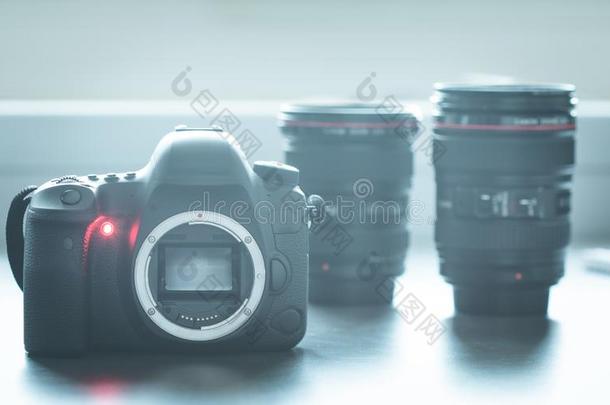专业的照相机:反应能力照相机和敞开的传感器.透镜采用英语字母表的第20个字母